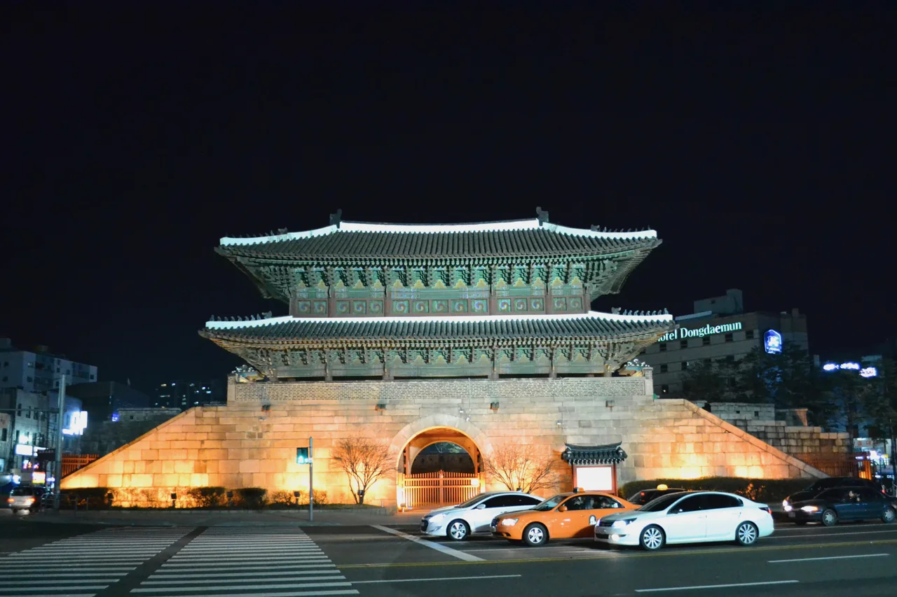 Heunginjimun Gate in Dongdaemun, Seoul, lit up at night