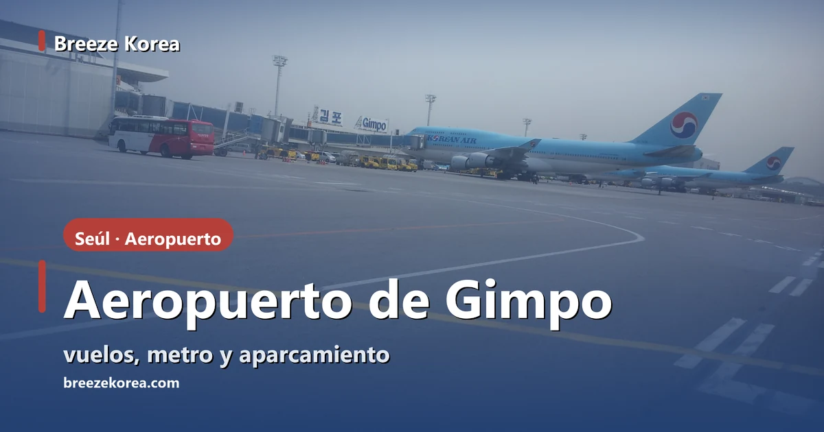 Un avión frente a la terminal nacional del aeropuerto de Gimpo