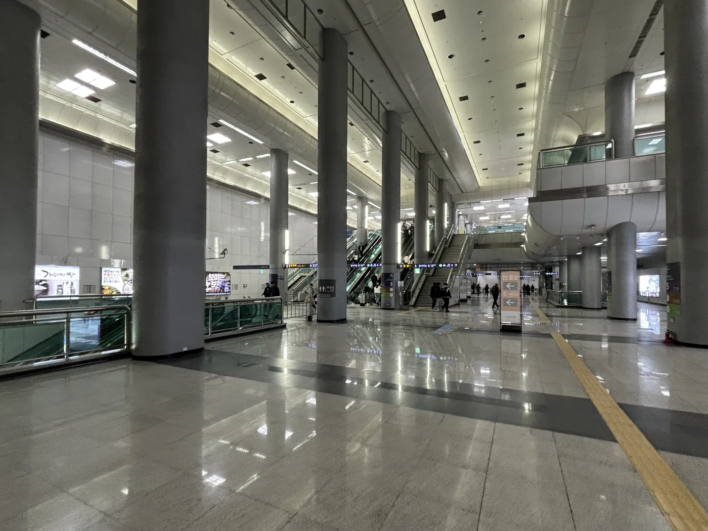 The main concourse of Gimpo Airport Station