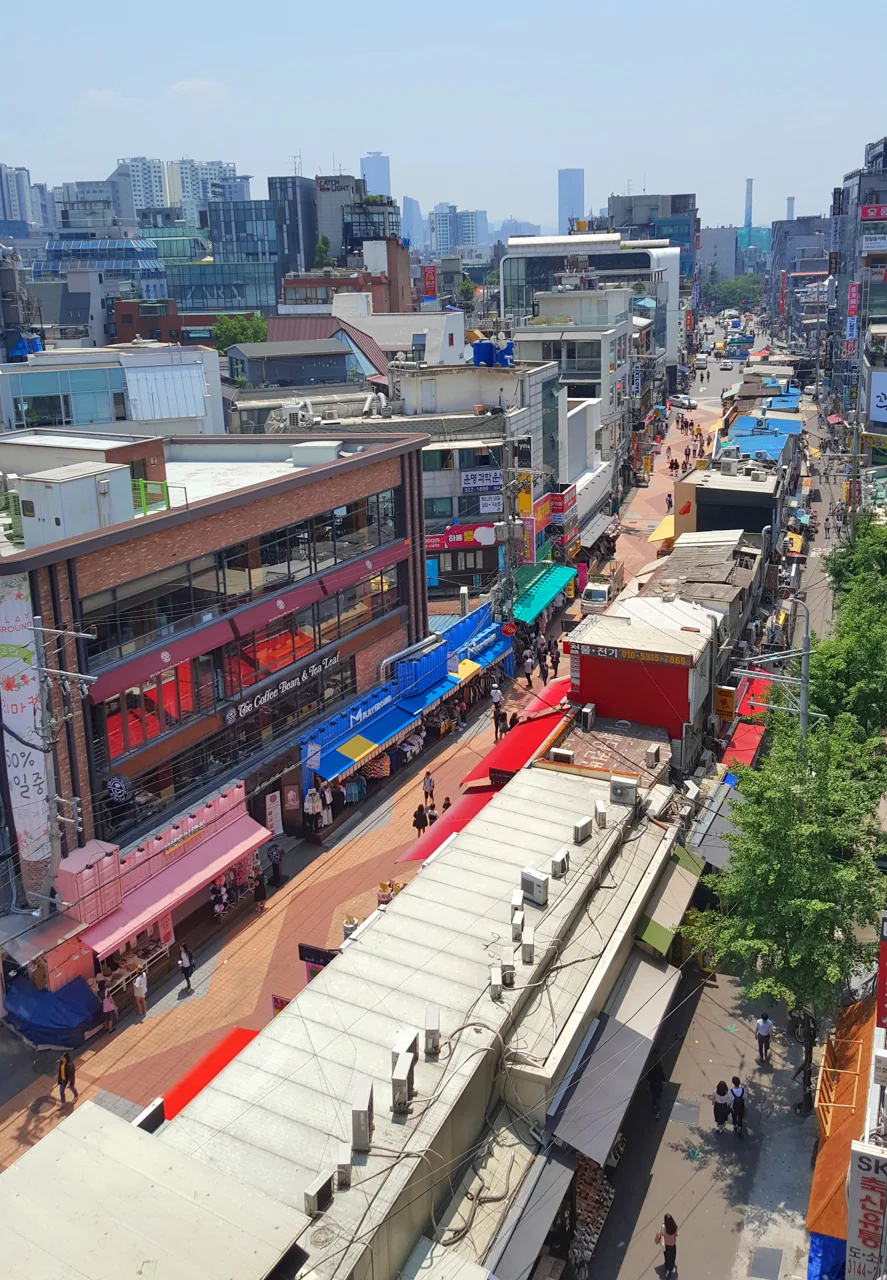 弘大Eoulmadang路與兩側店家