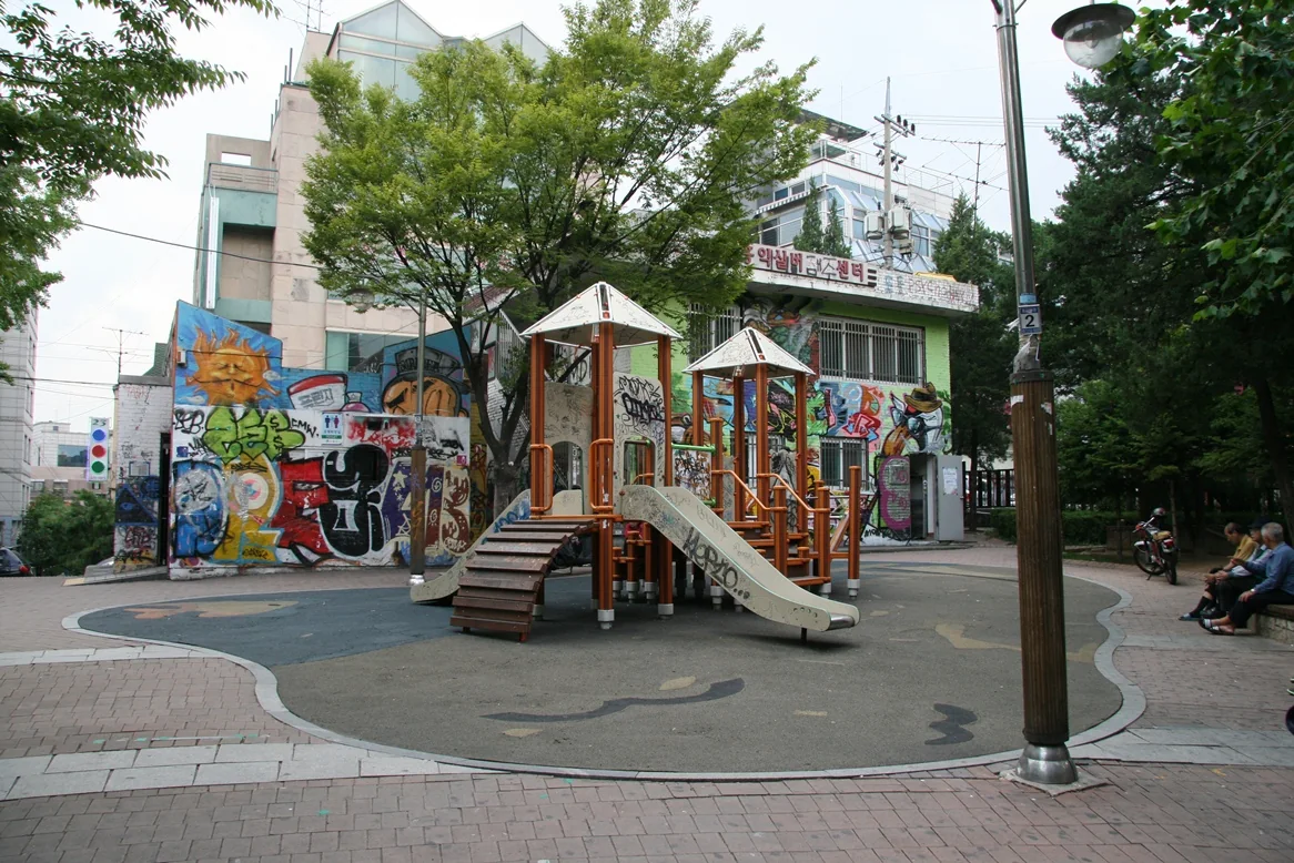 被壁畫圍著的弘大遊樂場