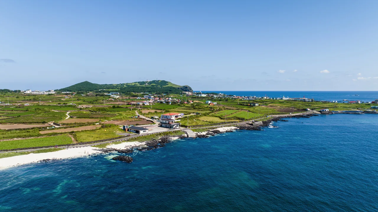 牛島の海岸と島へ渡る船