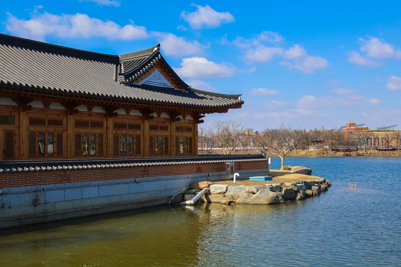 徳津公園の池に面した蓮花亭図書館