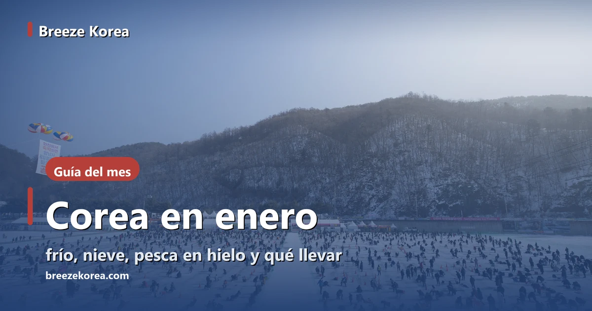 Cientos de personas pescan sentadas junto a agujeros en el hielo de un río helado durante el Festival del Hielo Sancheoneo de Hwacheon, con montañas nevadas al fondo