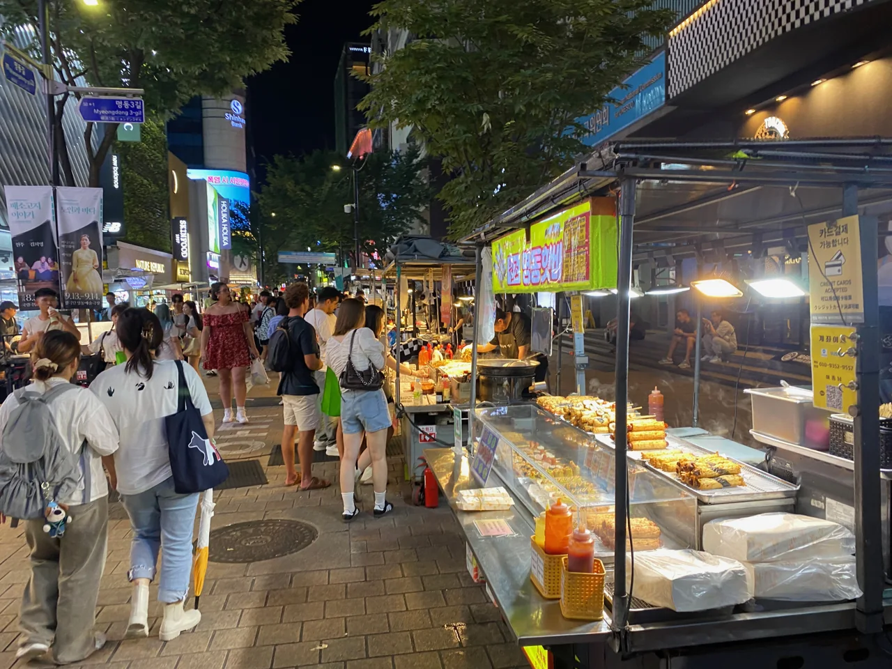 명동 거리의 노점과 불을 켠 진열대