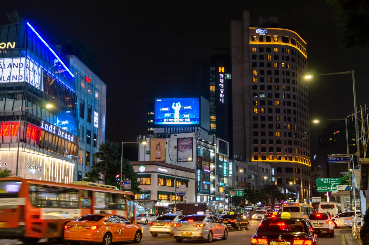 명동 거리에 늘어선 호텔과 상가 건물