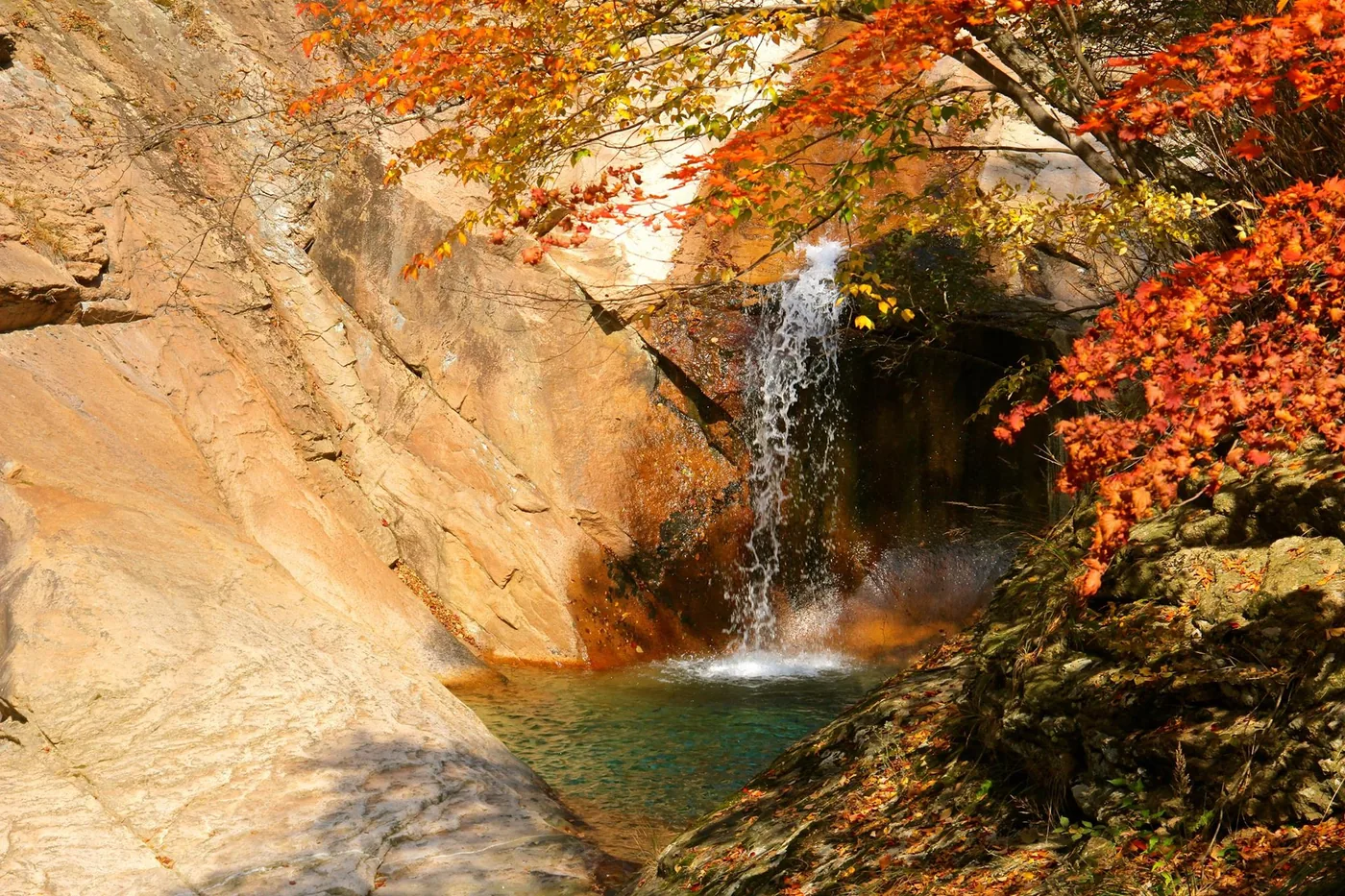 紅葉に囲まれた雪岳山の小さな滝