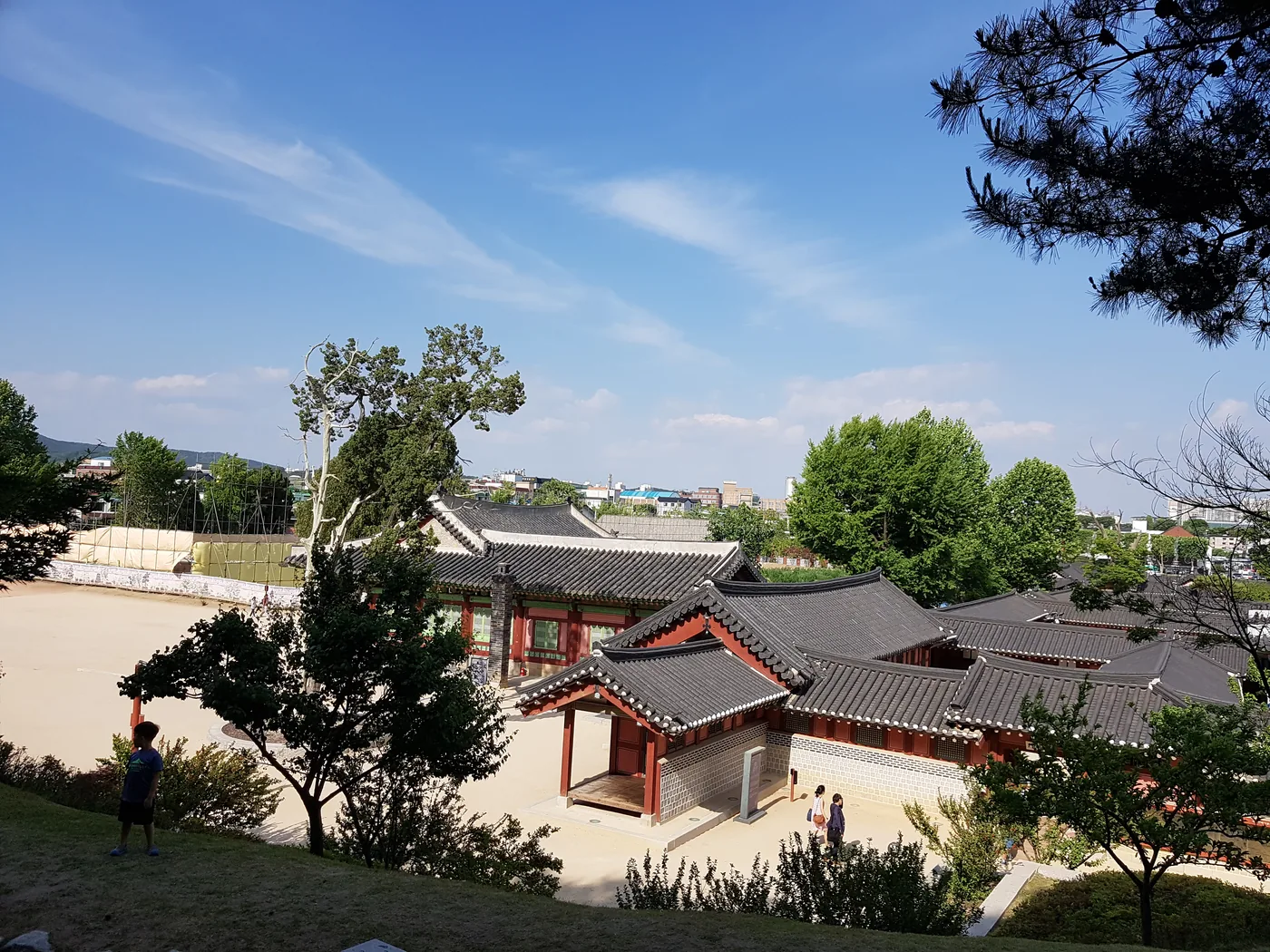華城行宮の広場と建物