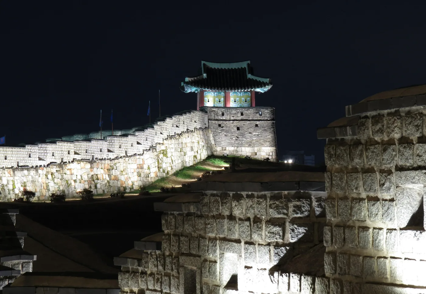 夜に照明が灯った水原華城の城壁