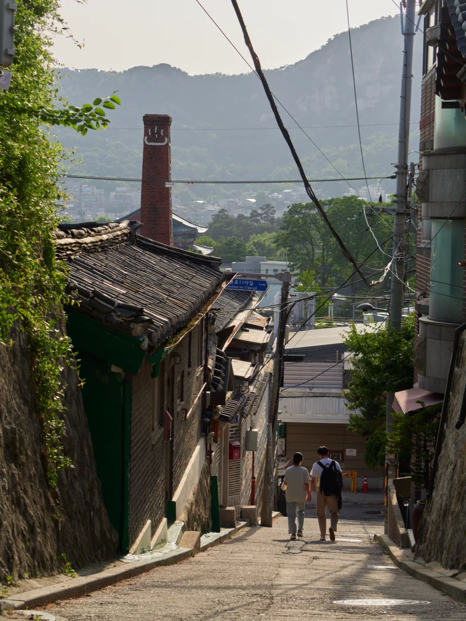 Callejón estrecho entre muros de casas hanok en Bukchon, Seúl