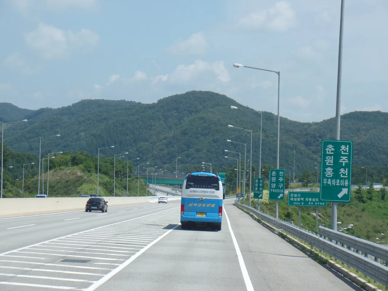 Señal de dirección en la salida de un enlace de autopista coreana