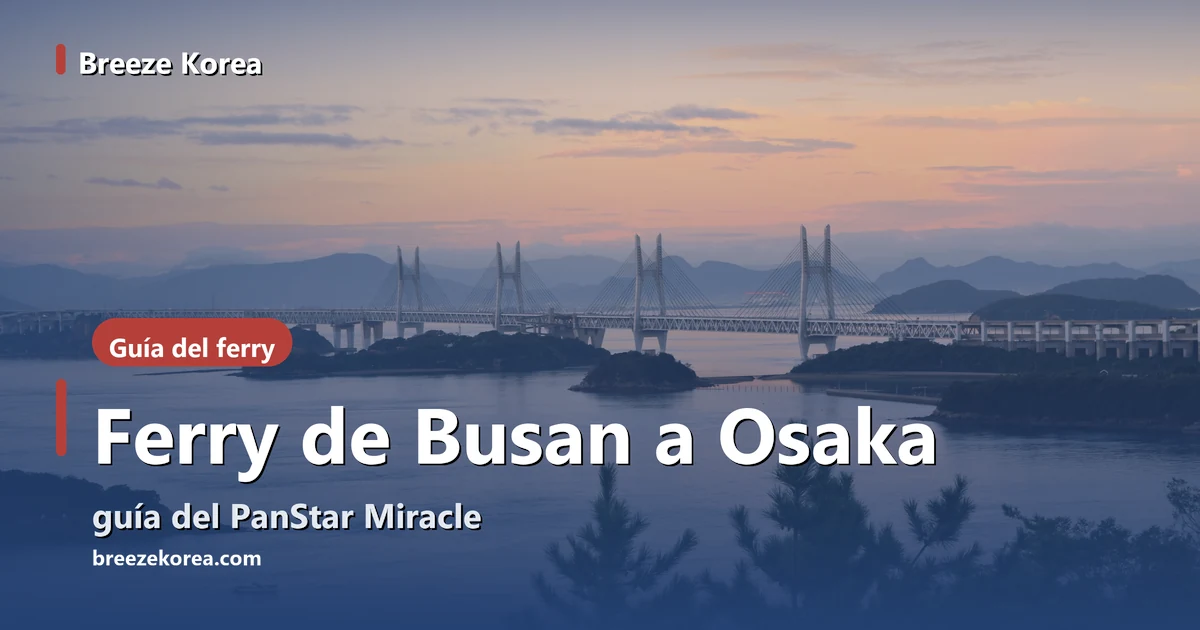 Cielo rosado antes de la salida del sol sobre los tramos blancos de un puente atirantado que cruza el mar entre islas pequeñas, con pinos en primer plano y una barca de pesca en el agua
