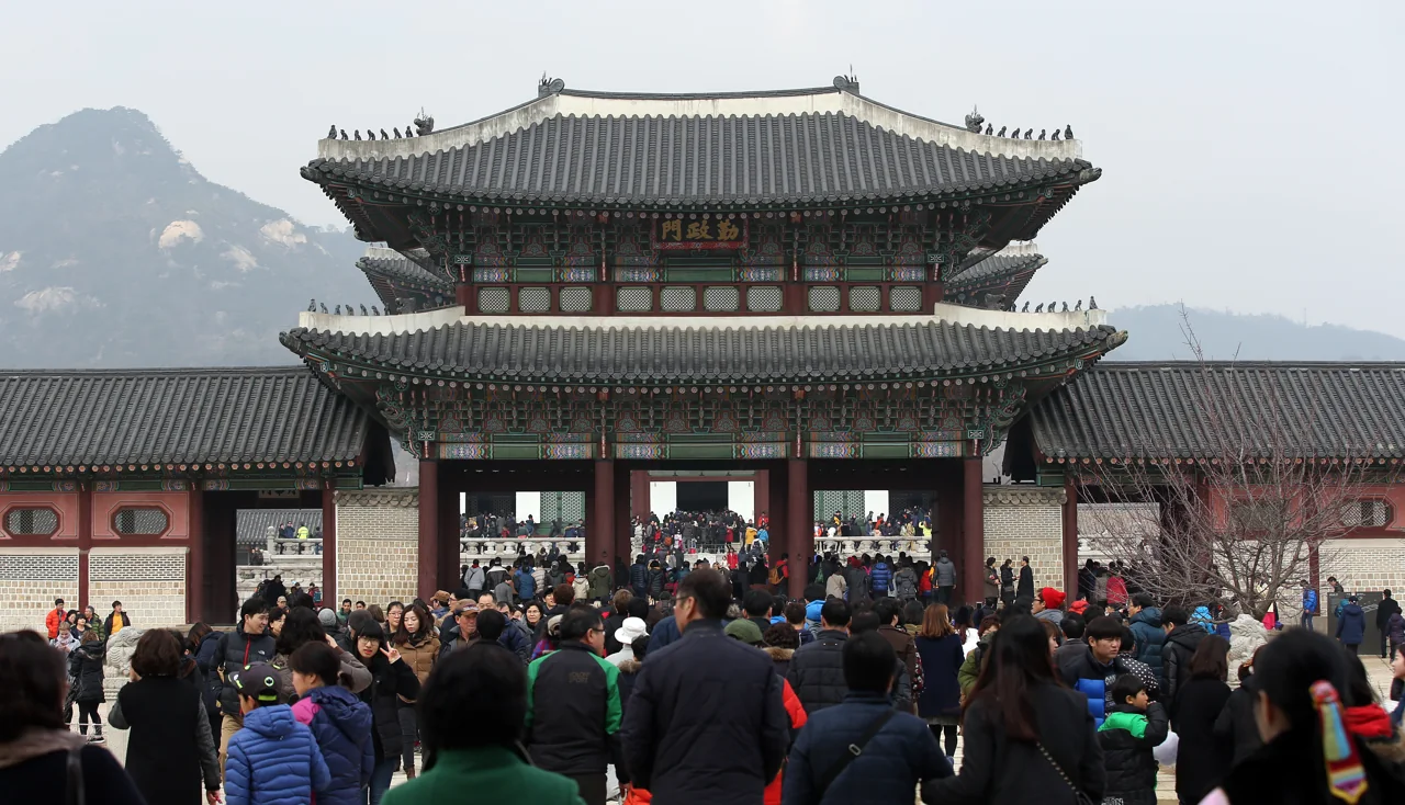 Crowds in front of Heungnyemun Gate at Gyeongbokgung Palace during the Seollal holiday
